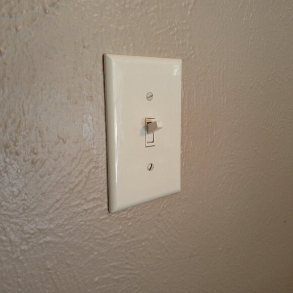 Set of 4: Eaton 1-Gang Midsize Light Almond Indoor Toggle Wall Plates - Picture 5 of 9